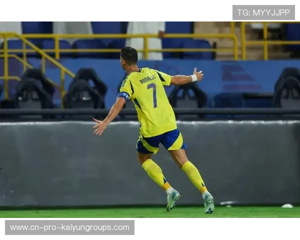 C罗飞身头槌破门，利雅得胜利狂喜